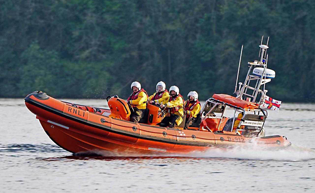Carrybridge RNLI assist two people and a dog onboard a grounded vessel - Vimarsana News